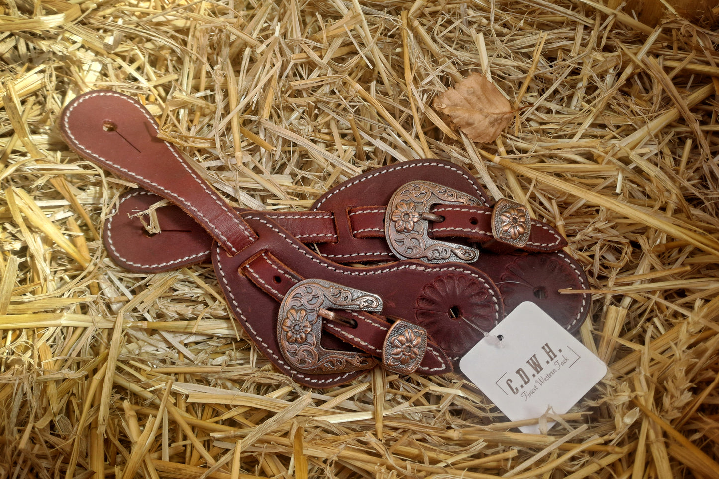 Lanières d'éperons cuir repoussé bouclerie design